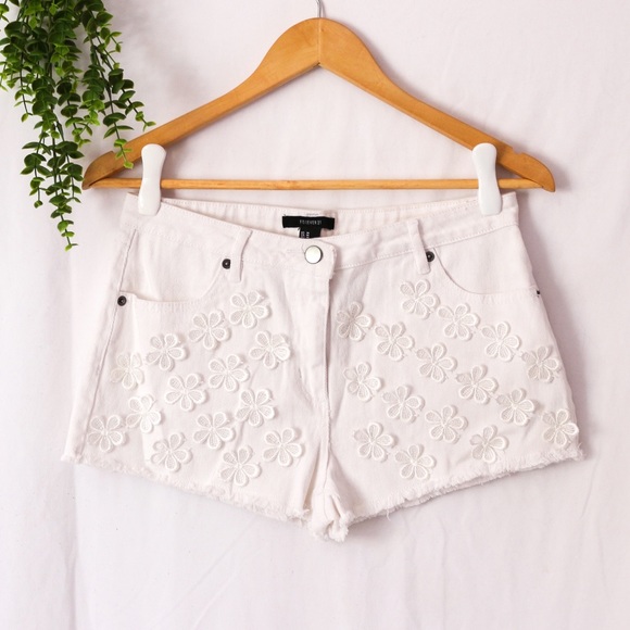 NWOT F21 White Floral Shorts - Picture 1 of 8